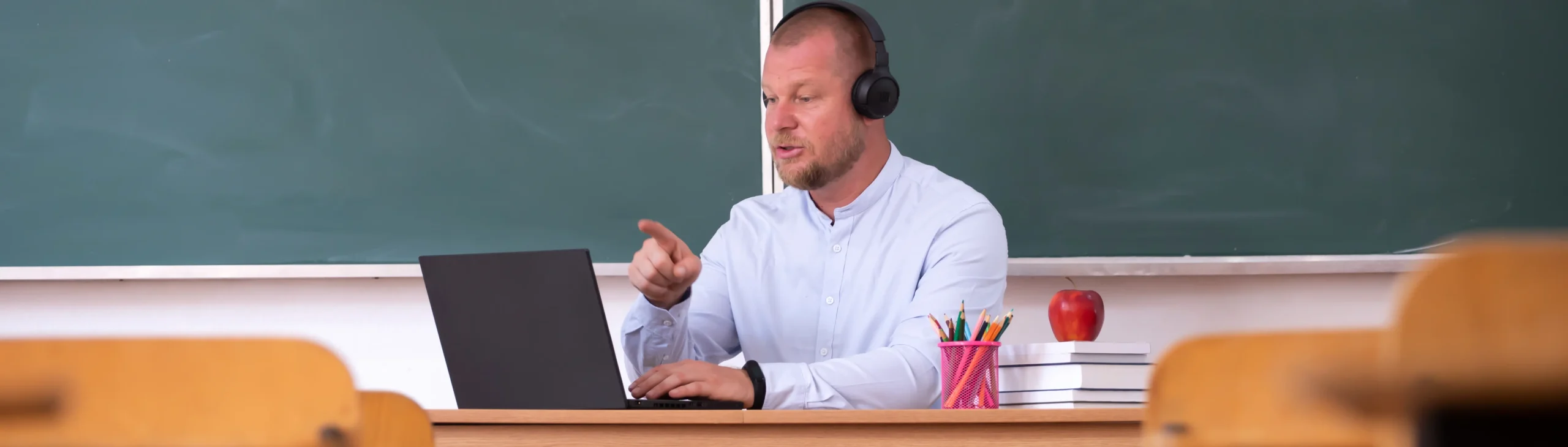 Docent gebruikt laptop Smart2Scool