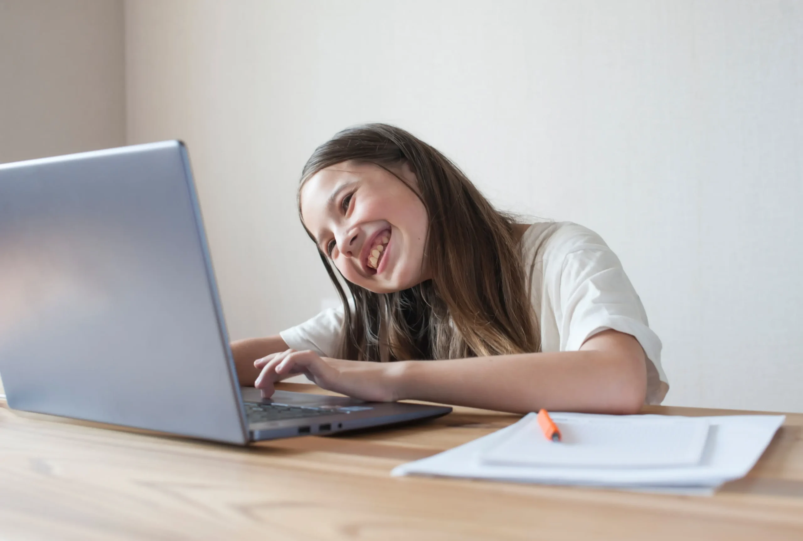 Basisschool leerling achter laptop