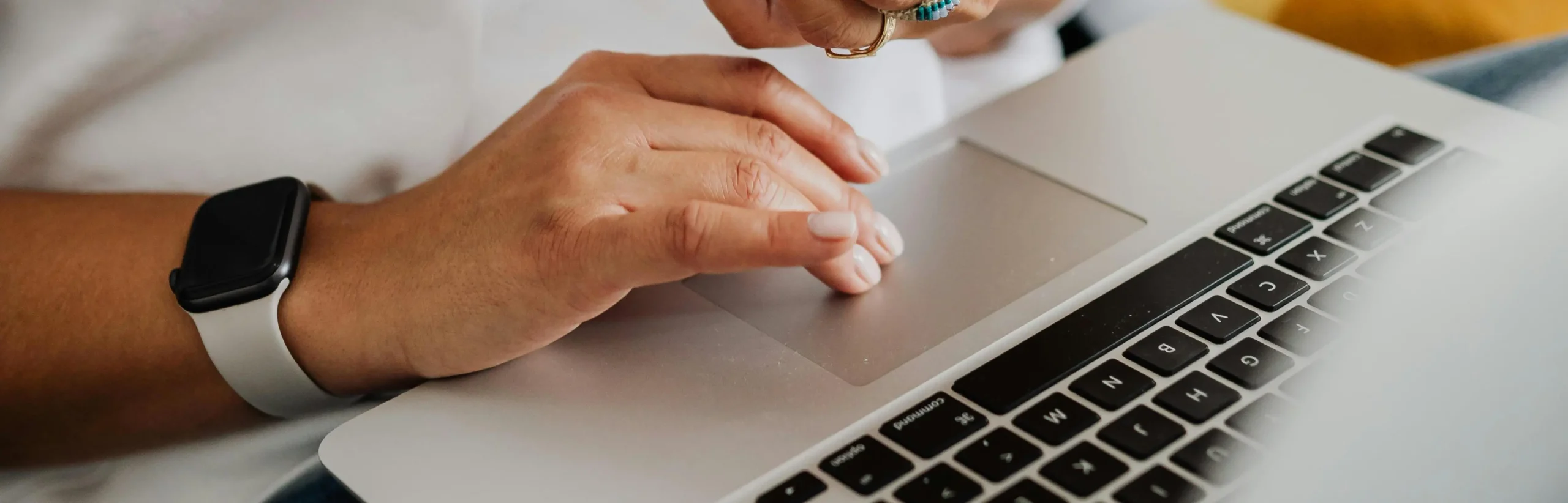 Student gebruikt door school geleaste laptop